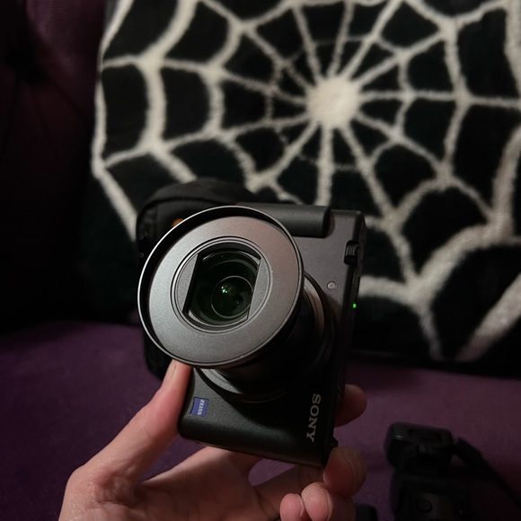 Sony ZV-1 Vlogging Camera Bundle - Picture 10 of 12